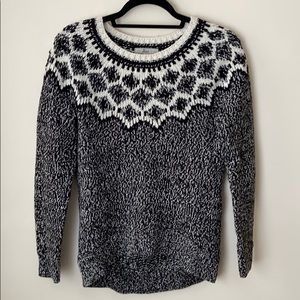 Crewneck knit black and white sweater